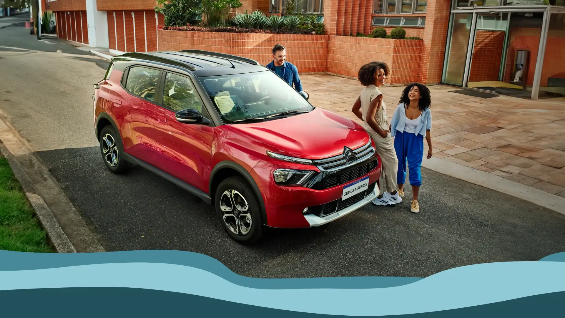 Citroën C3 Aircross roja acompañada de familia feliz