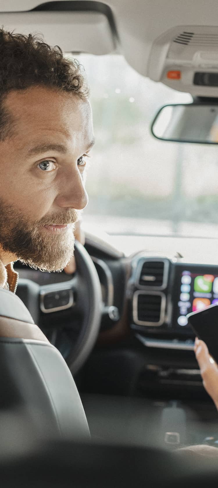 Pareja en Citroën C5 Mirando a los Pasajeros