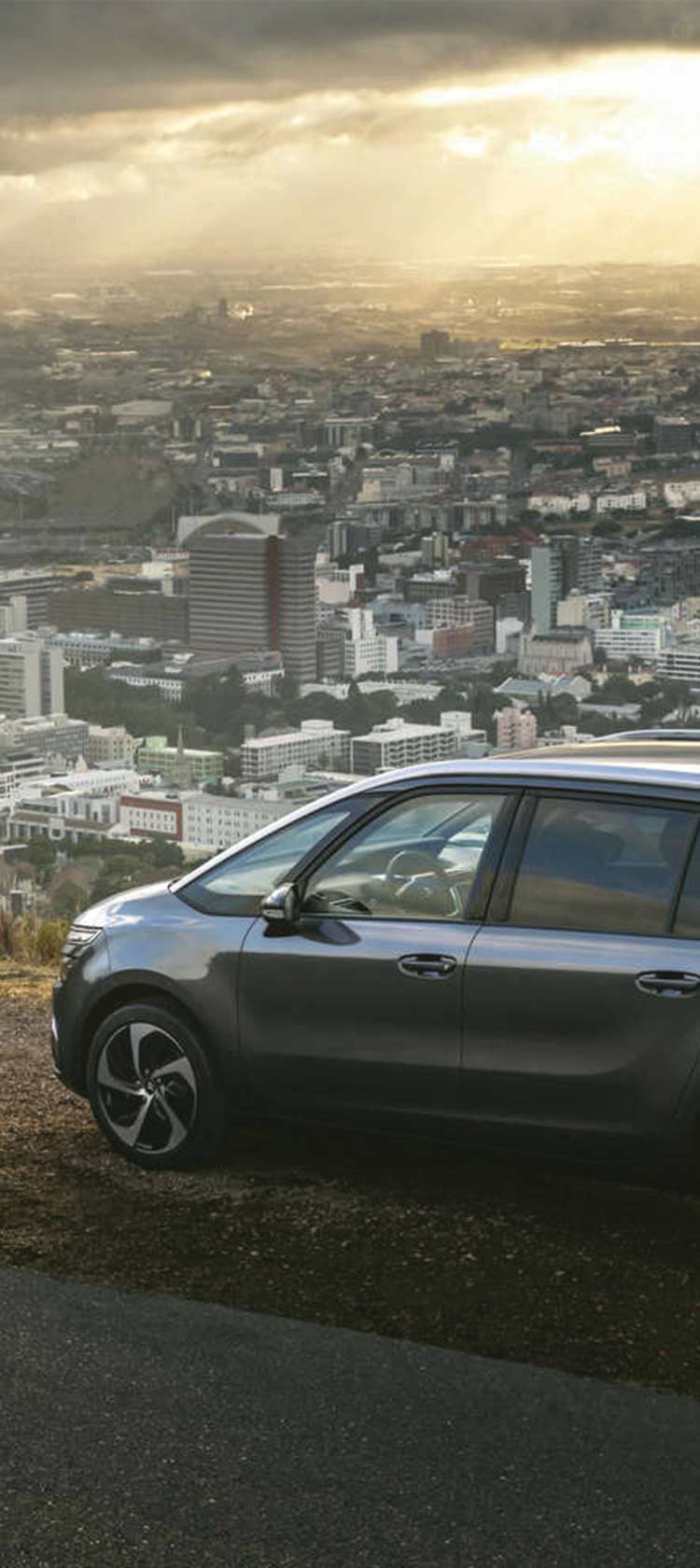 Grand C4 Spacetourer à l'arrêt face à un panorama de la ville